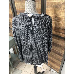 LuLaRoe Woman small Black & White Aztec SOFT Key Hole Top Raglan Sleeve LVM120